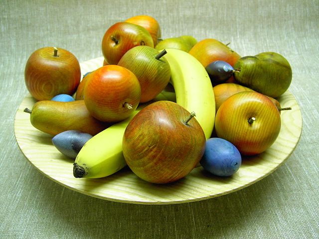 Obst und Schale aus Zirbelholz 