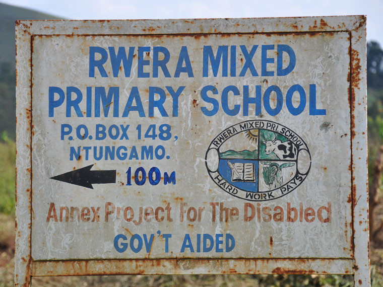 ...brach ein Teil des Projektteams zum zweitägigen Besuch der "Rwera mixed and the school for the deaf" in Ntungamo auf.