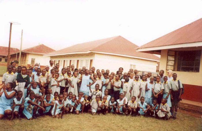 Gruppenbild gehörloser Kinder vor dem Schulgebäude.