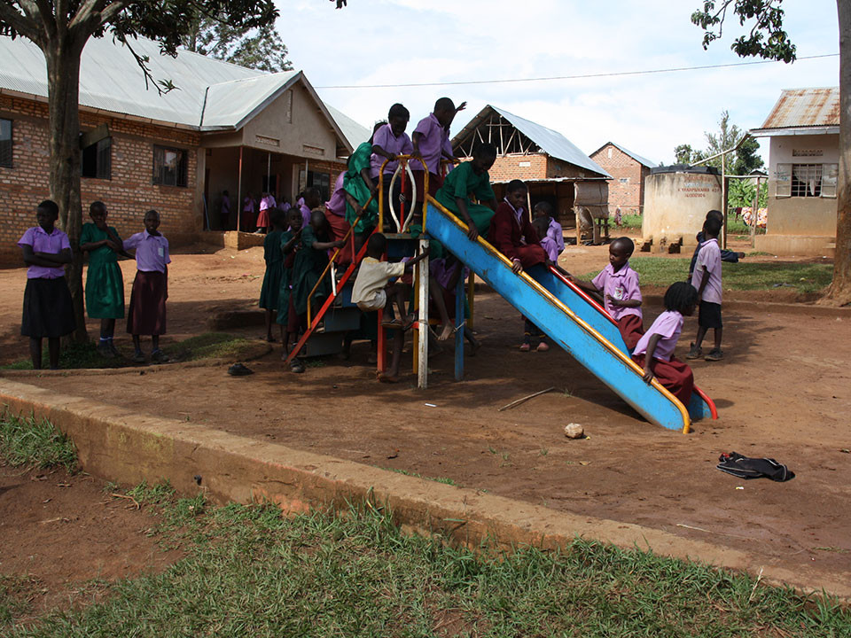 Trotzdem benötigt die Schule wie fast jede Schule in Uganda...