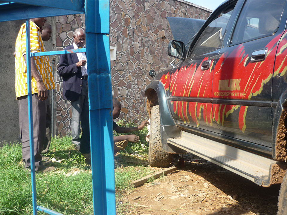 Auf dem Weg zur Berufsschule in Mbarara streikte unser Jeep, der Schaden konnte jedoch in der Werkstatt behoben werden.