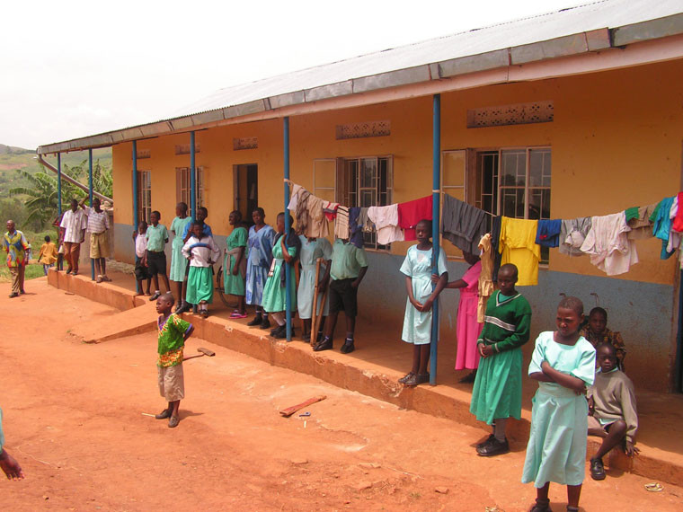 Unser nächster Besuch galt der "Rwera mixed and the school for the deaf" in Ntungamo, 230 km westlich von Masaka, ... 