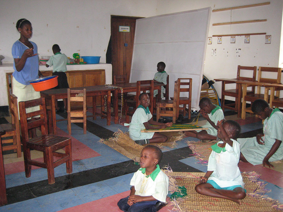 Die Taubblinden in ihrem Klassenzimmer.