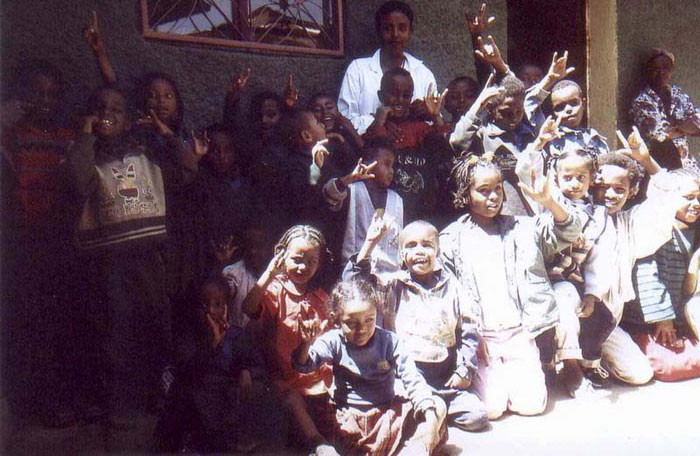 Addis Abeba-Äthiopien "Alpha School": Kinder mit einer gehörlosen Lehrerin.