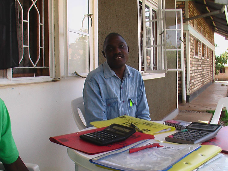 Auch unser Projektteam hat Zuwachs bekommen: Projektleiter Stephen Kasumba ist unser neue Mitarbeiter vor Ort und vertritt G. Ehrenreichs Position während seiner Abwesenheit. Er ist spätertaubt und besitzt viel Know-How in administritativen Tätigkeiten, .