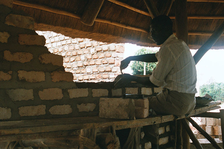 In Masaka, unserem Dorf, wird bereits an dem Jungen-Schlafgebäude gebaut, ...