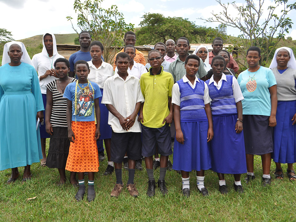 Auf dem Heimweg besuchen wir die Berufsschule in Isingiro, wo 13 ehemalige Schüler aus Ntungamo ihre Berufsausbildung machen und wir auch Patenkinder unterstüzten.