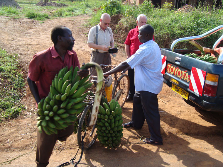 Mit Matoke-Bananen verschönerte Afrikaprojekt-Gründer Gerhard Ehrenreich...