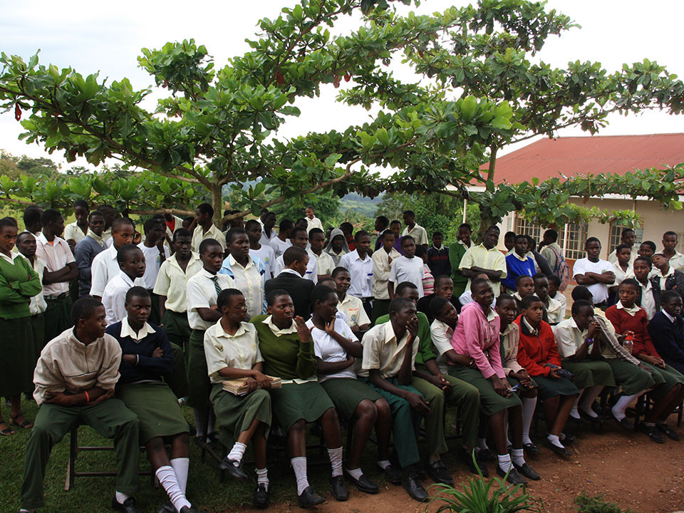 Auf dem Rückweg besuchten wir die Secondary School in Wakiso, eine weiterführende Schule, die oft von den Schulabgängern der St. Mark VII. School Bwanda besucht wird.