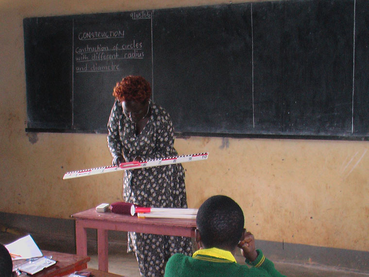 Eine Lehrerin demonstriert den Gebrauch der gespendeten Schulsachen, ...