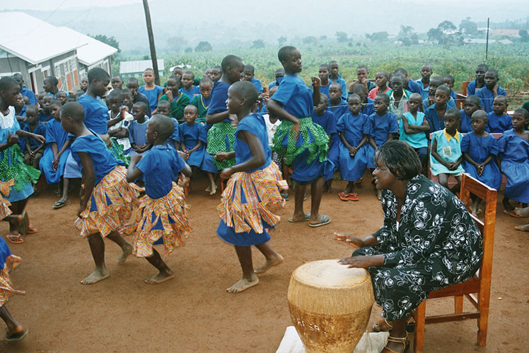 Nach dem Unterricht vertreiben die Kinder ihre Freizeit mit Tanzen.