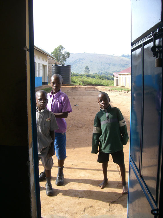 Die Kinder in Ntungamo hoffen auf eine Wasserleitung, damit sie nicht immer wieder den kilometerlangen Marsch zur lebensnotwendigen Wasserstelle bewältigen müssen, ...