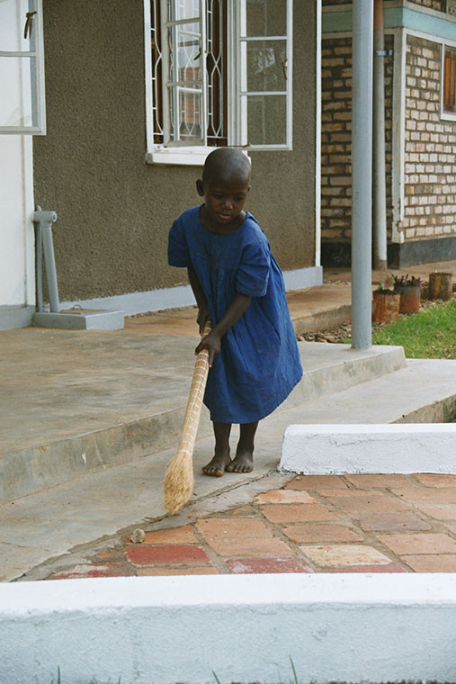 Ein junges Fräulein bei der häuslichen Arbeit.