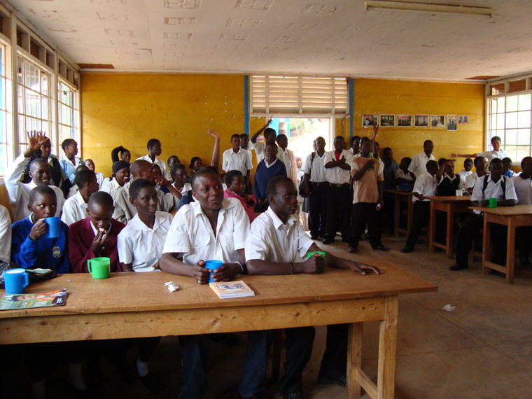 Zu Besuch in der Berufsschule in Kampala, wo einige ehemalige Schüler von ihren Pateneltern weiter gefördert werden. Vertrauen ist zwar gut, aber Kontrolle ist besser, daher wird das Patengeld wird ab jetzt direkt an die Berufsschule überwiesen.