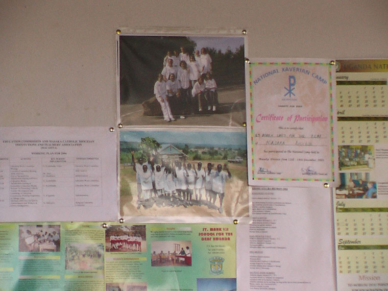 Ein Bild von dem von Projektmitarbeiter M. Becker organisierten Sponsorenlauf an der Wand des Lehrerzimmers.