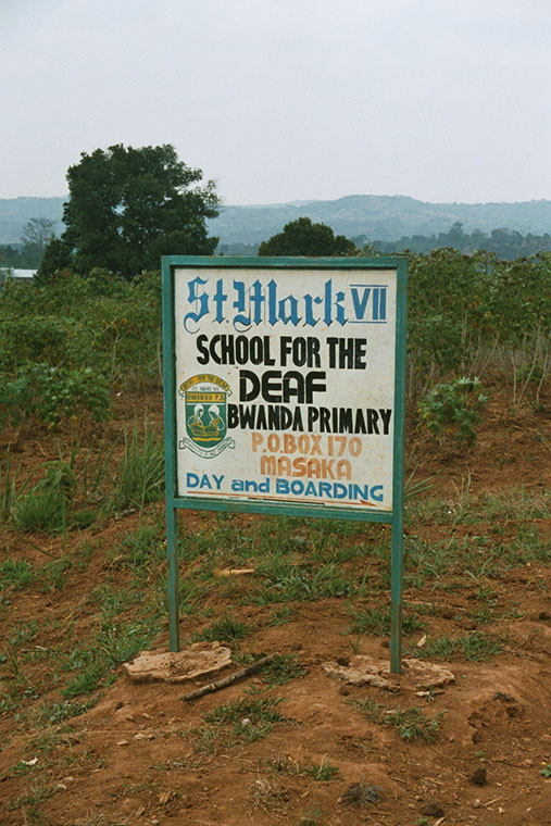 Das Schild vor der Schule.