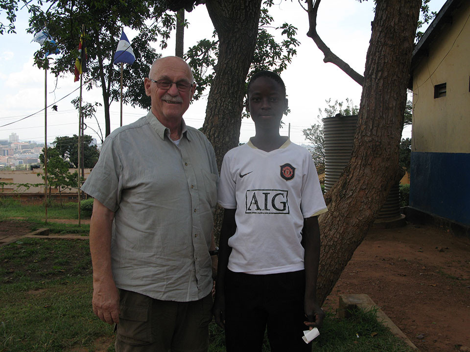 Auf dem Weg zum Flughafen machten wir in der Berufsschule in Kampala halt, um Trevor, das Patenkind von Gerhard Ehrenreich zu besuchen, welcher dort eine Schreinerausbildung absolviert.