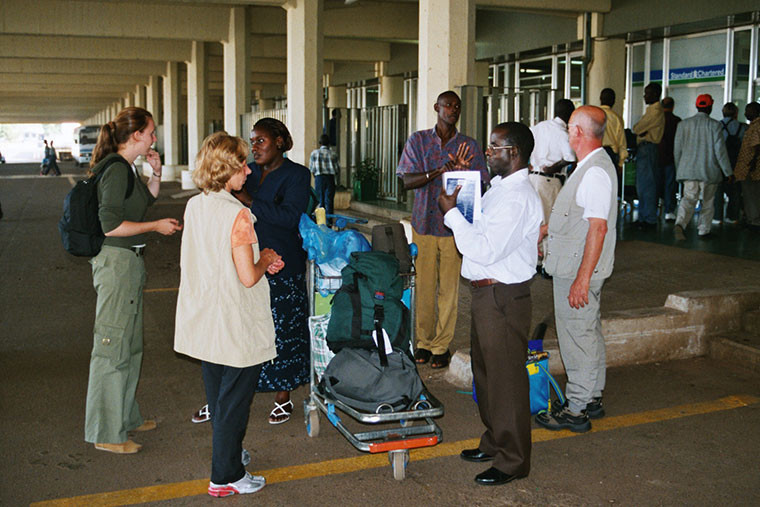 Ankunft am ugandischen Flughafen Kampala (von links nach rechts: T. Jürß (h), A. Degenhardt (h), Dolmetscherin (h), Fahrer (gl), Universitäts-Direktor (gl), G. Ehrenreich (gl)).