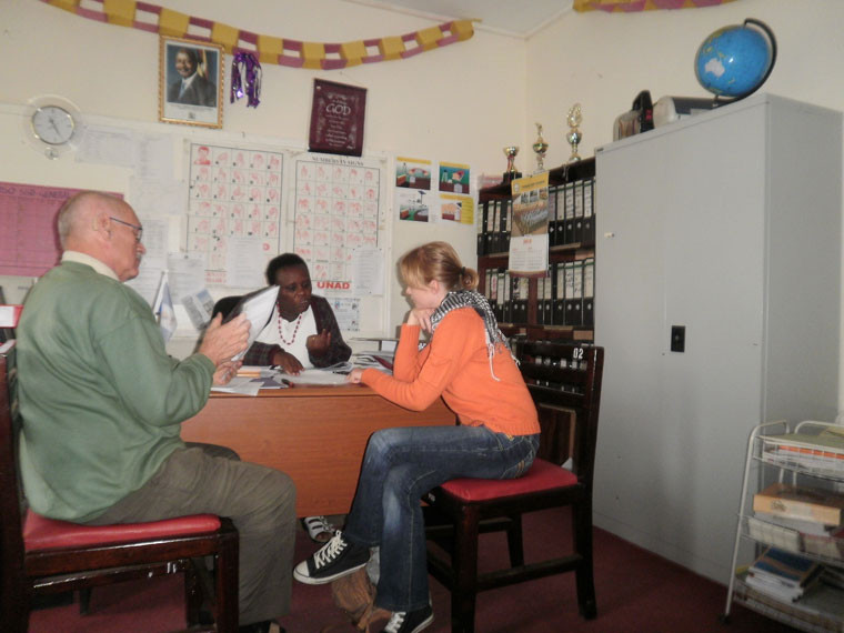 Mit Dolmetscherin und Projektmitarbeiterin Christina Fischer besuchen wir die Wakiso School in der über drei Fahrstunden entfernten Hauptstadt Kampala und kontrollieren, ob die Gelder für die Patenkinder an der weiterführenden Schule auch ankommen, ...