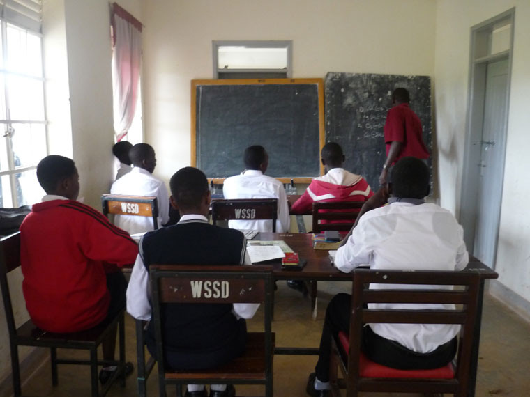 Auf dem Weg zum Flughafen besuchen wir noch die weiterführende Schule in Wakiso, ...