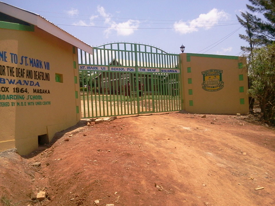 In Masaka angekommen, sehen wir, dass das Tor zur Schulauffahrt ist endlich fertig gebaut ist.