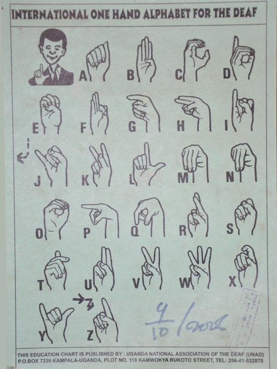 Das ugandische Fingeralphabet gleicht dem deutschen, ...