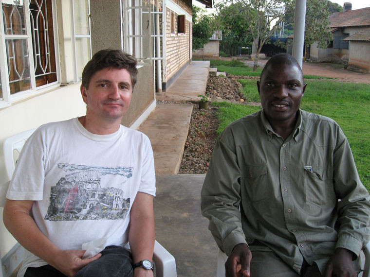 Burkard Lohmann und Stephen Kasumba, der eine deutscher, der andere ugandischer Projektplaner.