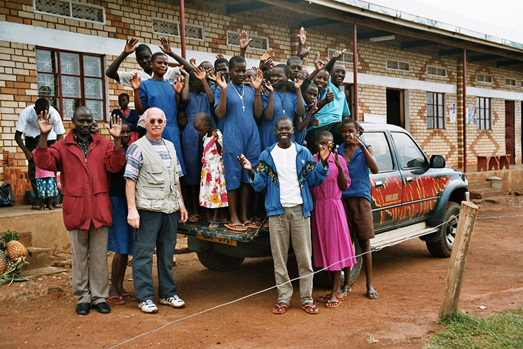 Die Kinder freuen sich über das von UNESCO gespendete Auto.