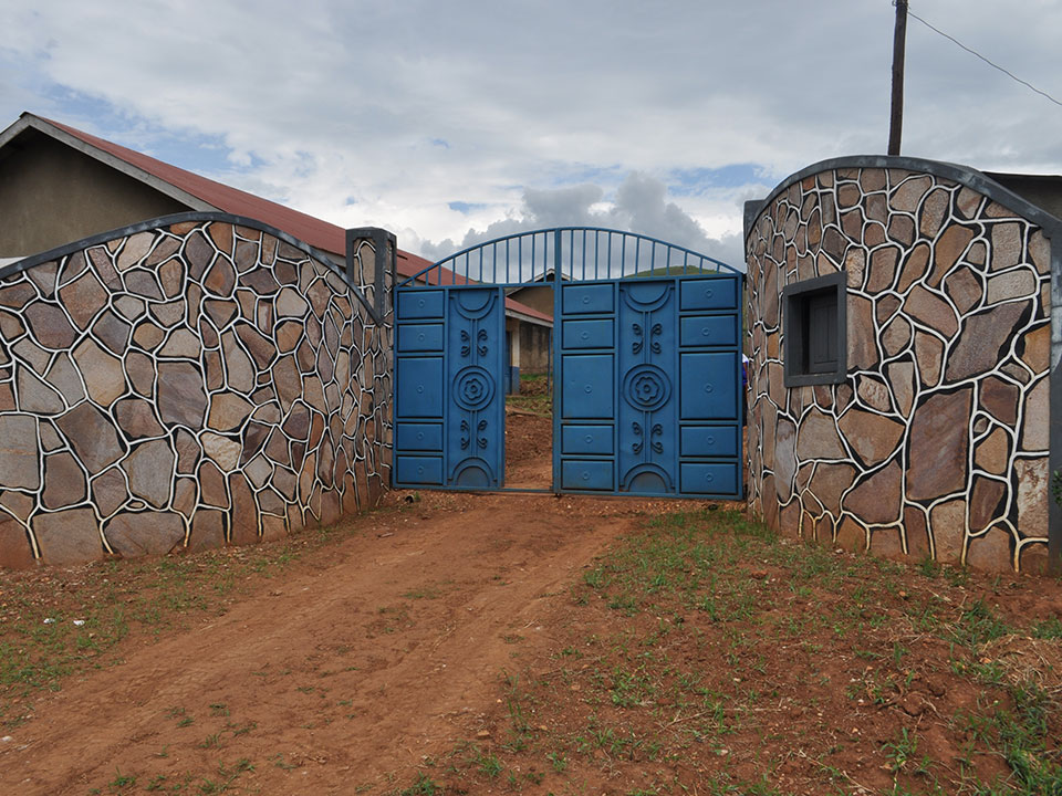 Endlich sind wir vor dem von uns neu gebauten Tor der „Rwera School for the Deaf and Children with Disability’s“ in Ntungamo.