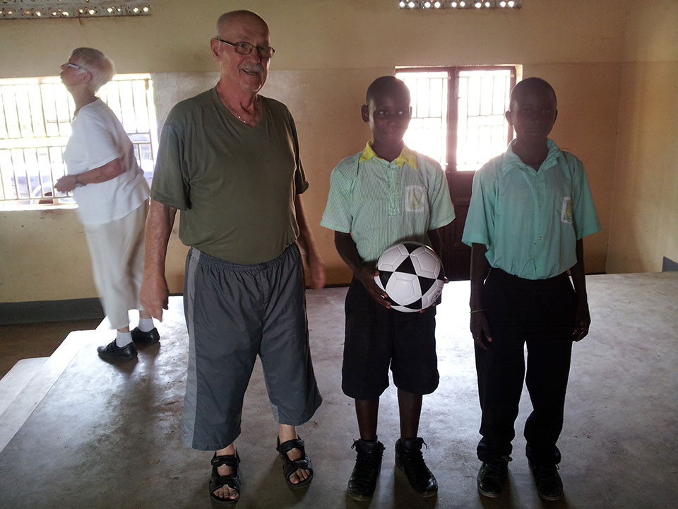 Einen Fußball für die sportverrückten Jungs.