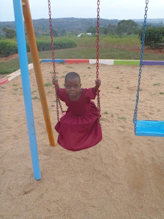 Der Spielplatz neben der Taubblindenschule wurde von der Organisation "Sense" gespendet, ...