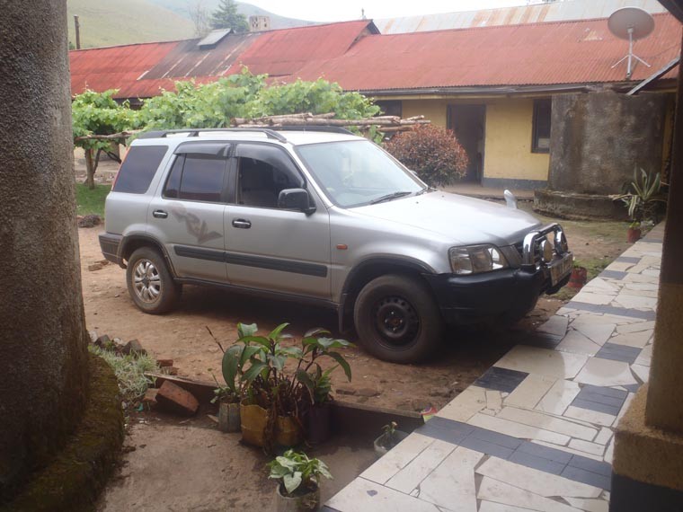 Ein Besuch in Ntungamo, der zweiten von uns geförderter Schule. Hier sieht man den von uns gesponserten Jeep.