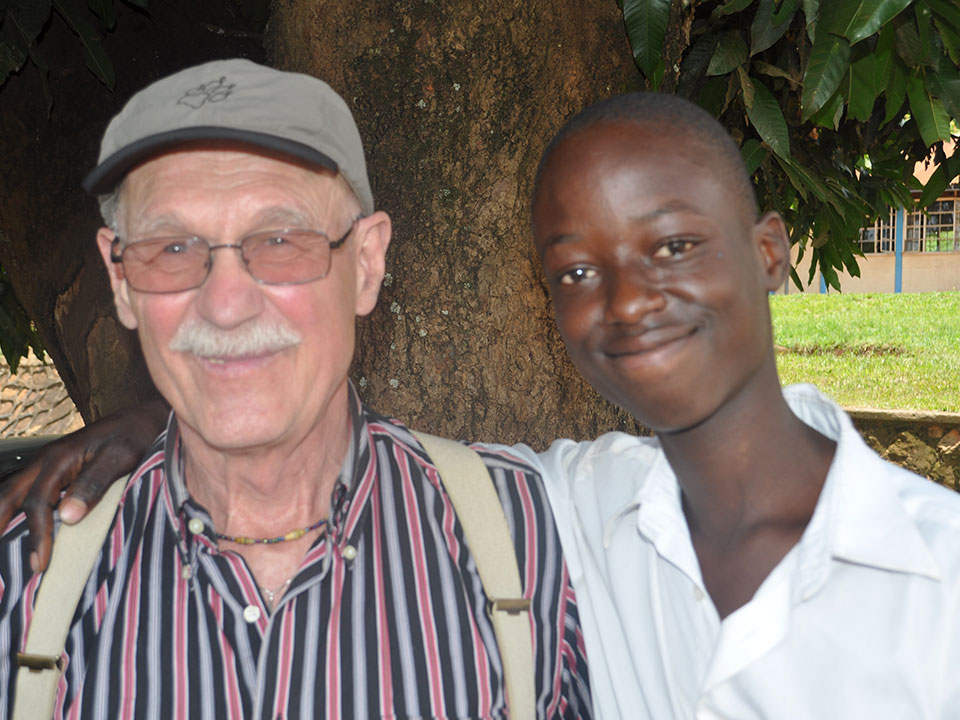 In Kampala trifft Gerhard seinen ehemaligen Paten, welcher jetzt Schreiner ist.