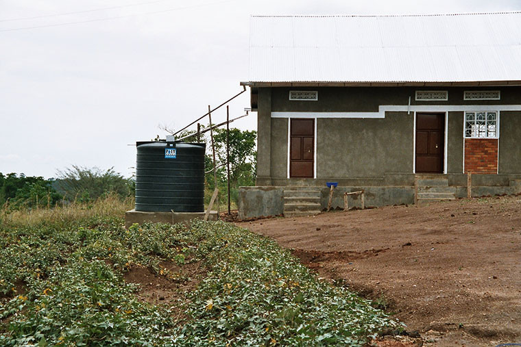 Ein 10.000 Liter fassender Wassertank, von der amerikanischen Stiftung "Seton Institute" gespendet.