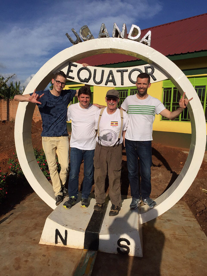 März, 2015. Projektleiter Gerhard Ehrenreich (2. v. r.) und Mitarbeiter Burkhard Lohmann (2. v. l.) mit Dolmetscher Winfried Locher (rechts) und Begleiter Andreas Neumeyer (links) in Uganda.