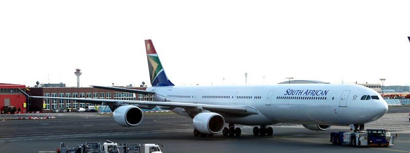 ein Airbus A340-600, je nach bauart passen bis zu >400 passagiere in den vogel rein