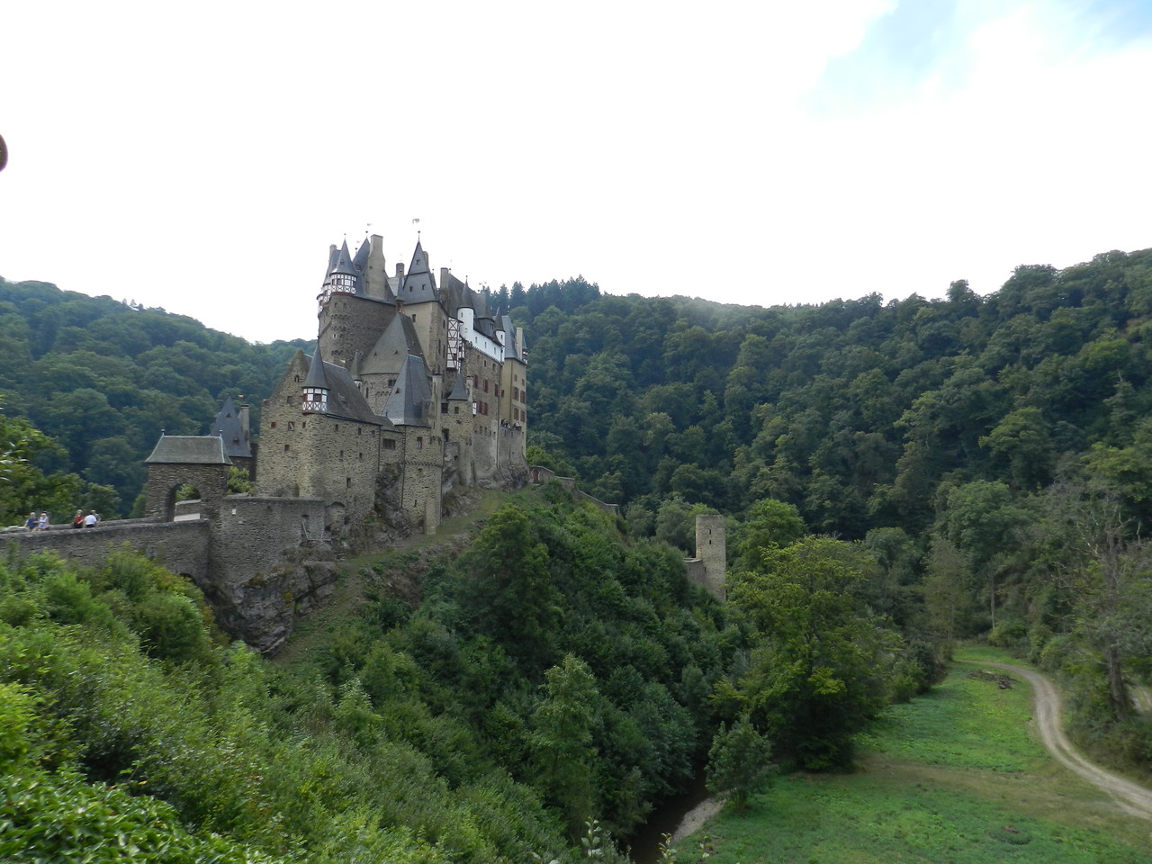 Burg Eltz (Vorlage für Burg Mentz aus "Jennas Bestimmung"