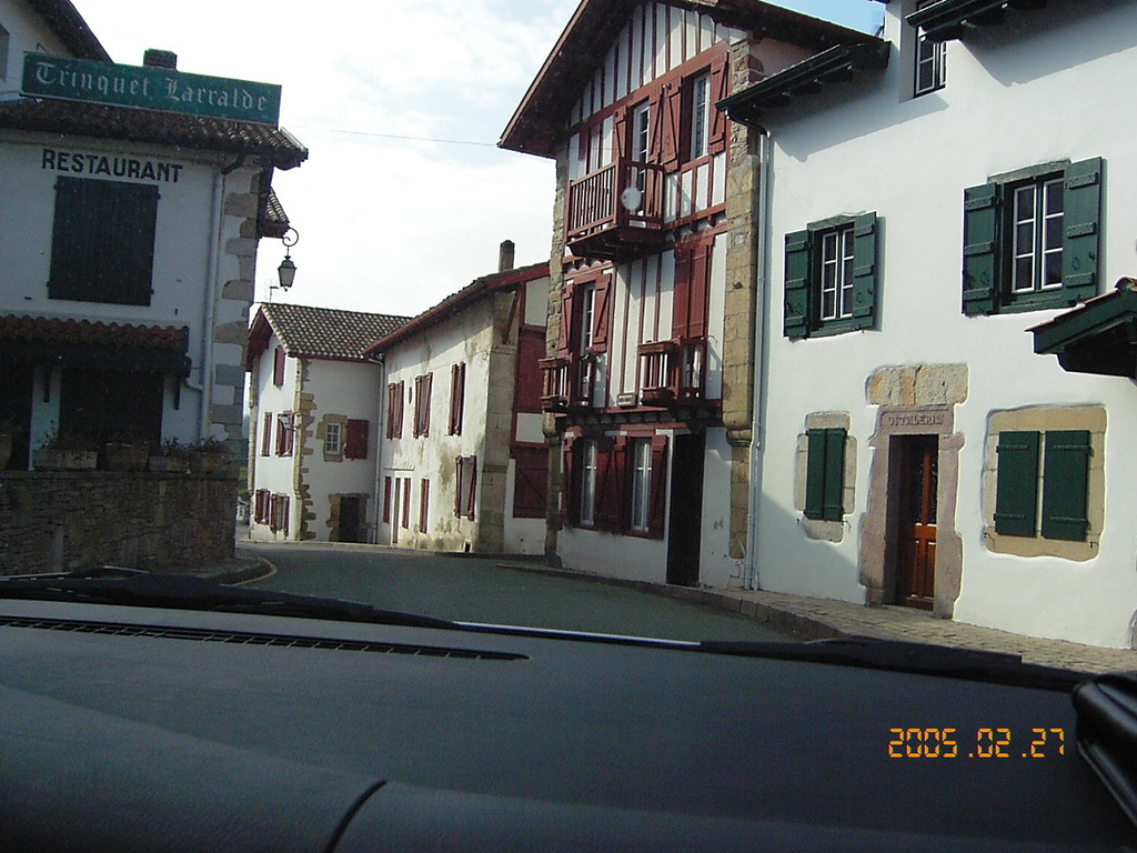 ASCAIN  une rue du village