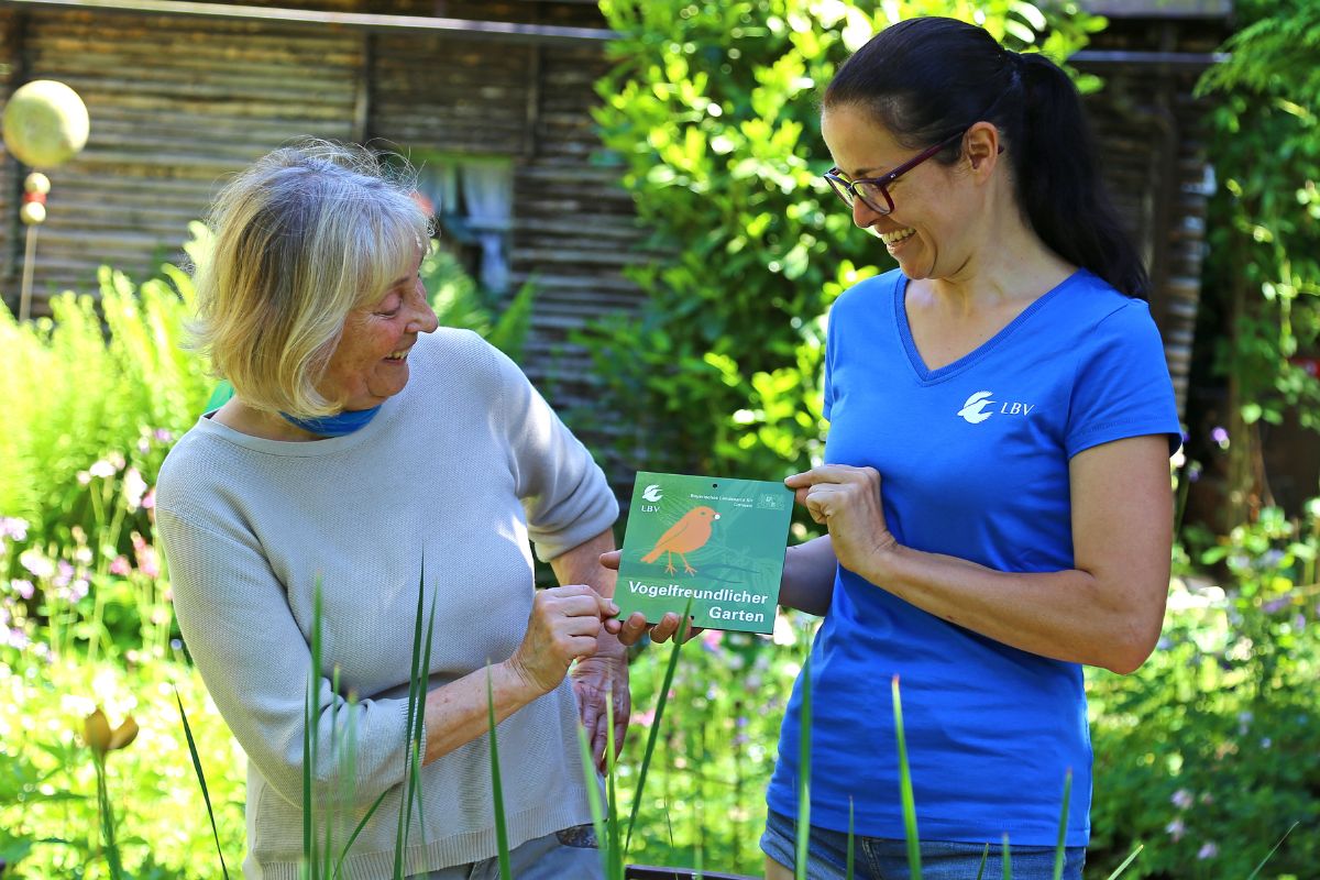 Übergabe Plakette (Foto: Carola Bria)
