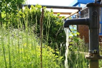 Wasserpumpe im Garten (Foto: Peter Bria, LBV Bildarchiv)