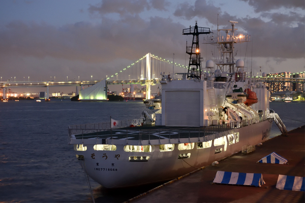 ヘリコプター甲板のある大型巡視船には、航空灯火と呼ばれる照明装置をいくつか納入しています。
