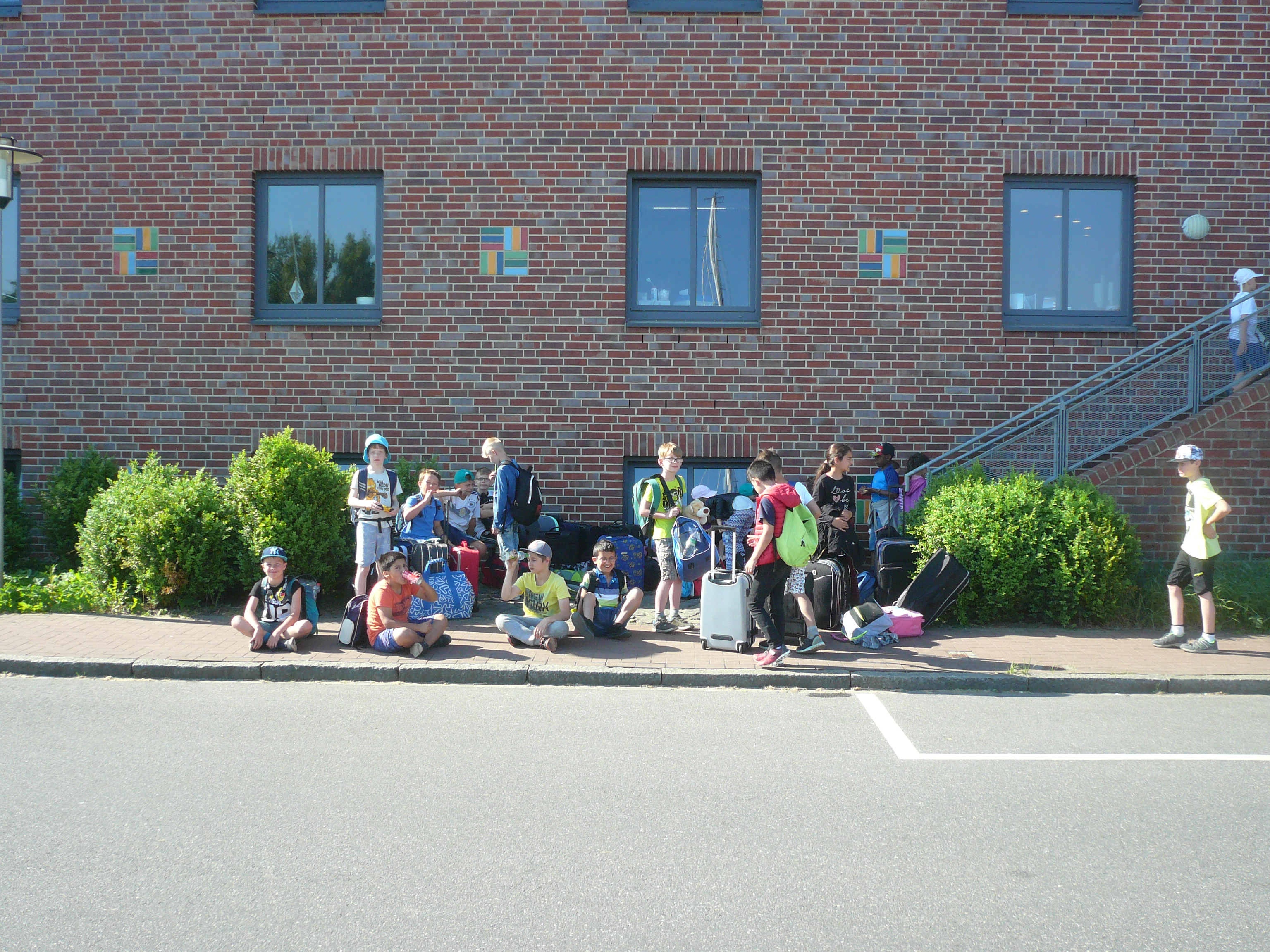 Sammeln vor der Jugenherberge: Der Tag der Abreise.