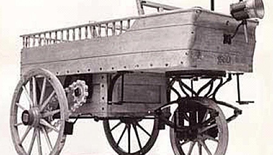 Im Jahr 1863 stellte der Luxemburger Erfinder Étienne Lenoir (1822-1900) das erste Fahrzeug mit Verbrennungsmotor vor. Sein "Hippomobile" hatte nur drei Räder und fuhr mit Wasserstoff. Es war damit auch das erste Wasserstofffahrzeug der Geschichte.