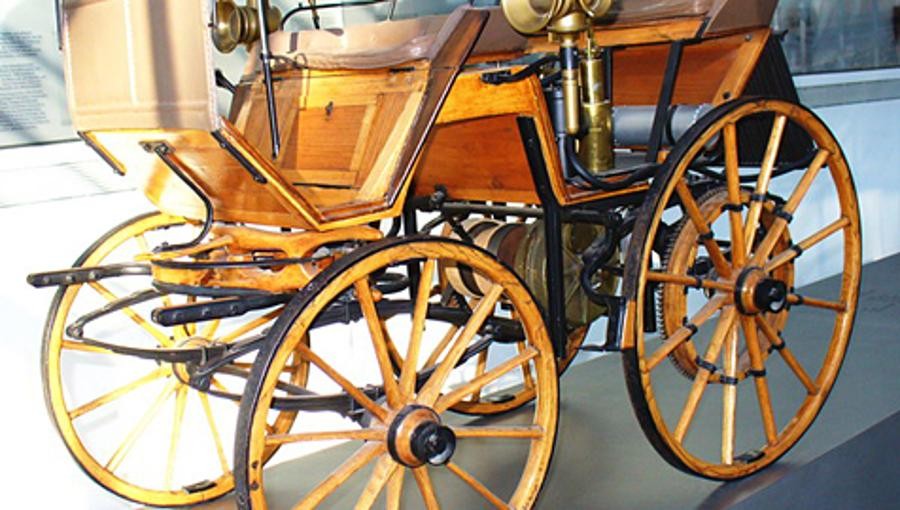 Zeitgleich mit Benz hatte auch Gottlieb Daimler (1834-1900) ein Motorfahrzeug entwickelt. Seine Motorkutsche stellte dieser ebenfalls 1886 vor. Davor hatte er bereits das erste Motorrad (1885) und das erste Motorboot (1886) entwickelt.