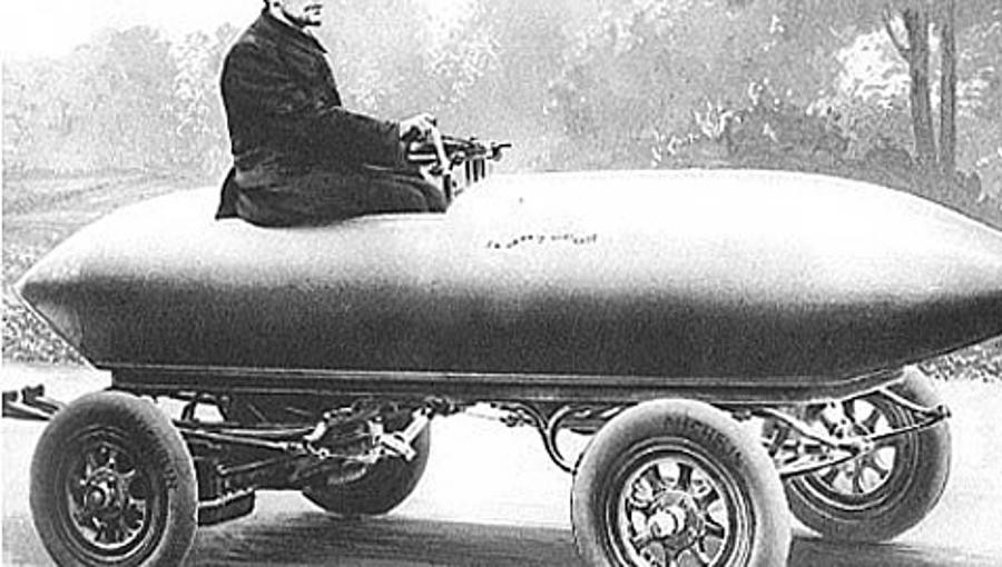 Die "La Jamais Contente" des belgischen Konstrukteurs Camille Jenatzy (1868-1913) wurde ebenfalls elektrisch angetrieben. Das raketenförmige Versuchsfahrzeug durchbrach 1901 erstmals die 100 km/h-Schallmauer.