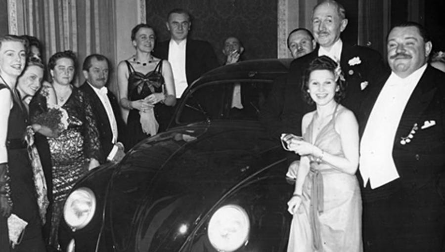 Ab 1938 ist das mit Abstand erfolgfreichste Automodell produziert worden, der "VW Käfer". Ferdinand Porsche (5.v.l.) hatte den "Volkswagen" im Auftrag der NS-Organisation "Kraft durch Freude" entwickelt.