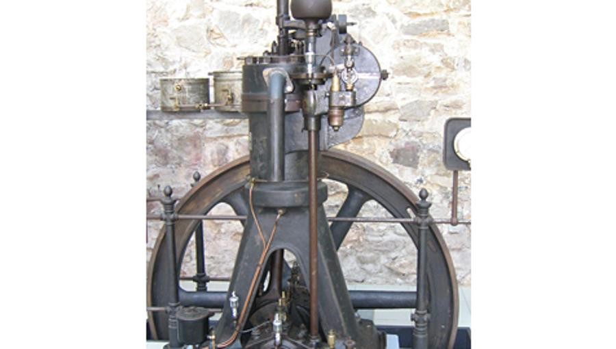 Eine weitere Pionierleistung dieser Art war die Entwicklung des ersten Dieselmotors durch Rudolf Diesel (1858-1913). Dieser meldete sein Patent für ein "Arbeitsverfahren und Ausführungsart für Verbrennungsmaschinen" im Jahr 1893 an.