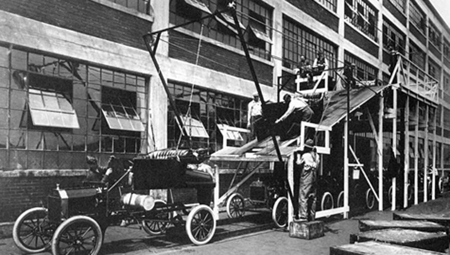 Das erste Auto das überhaupt in Großserie gefertigt wurde, war ab 1913 der Ford "Modell T". Durch die Fließbandfertigung in der "Highland Park Factory" in Detroit konnte der Preis des Wagens mehr als halbiert werden.