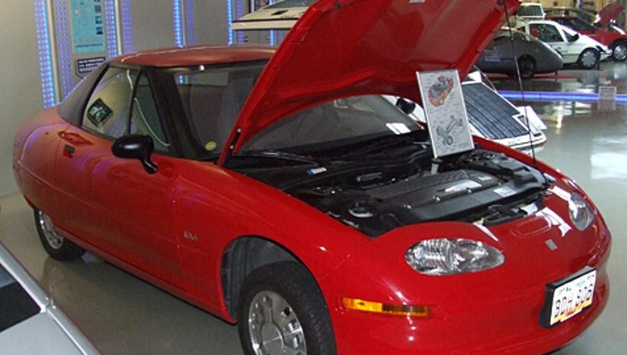1996 wagte sich General Motors weit aus der Deckung. Der US-Konzern stellte mit dem "EV1" das erste echte Serien-Elektroauto her. Die Kunden waren begeistert. Dennoch wurde das Projekt gestoppt und fast alle Autos verschrottet.