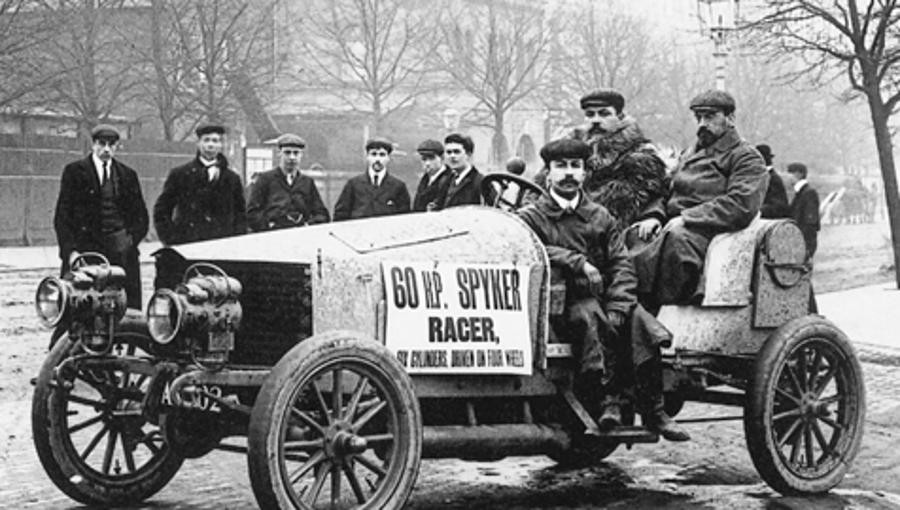 1903 stellte der niederländische Autobauer Spyker mit dem "Spyker 60 H.P." das erste Allradauto mit Verbrennungsmotor vor.